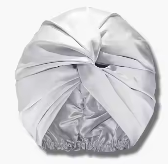 Vrouw draagt een deluxe groot zijden bonnet voor haarbescherming en comfort