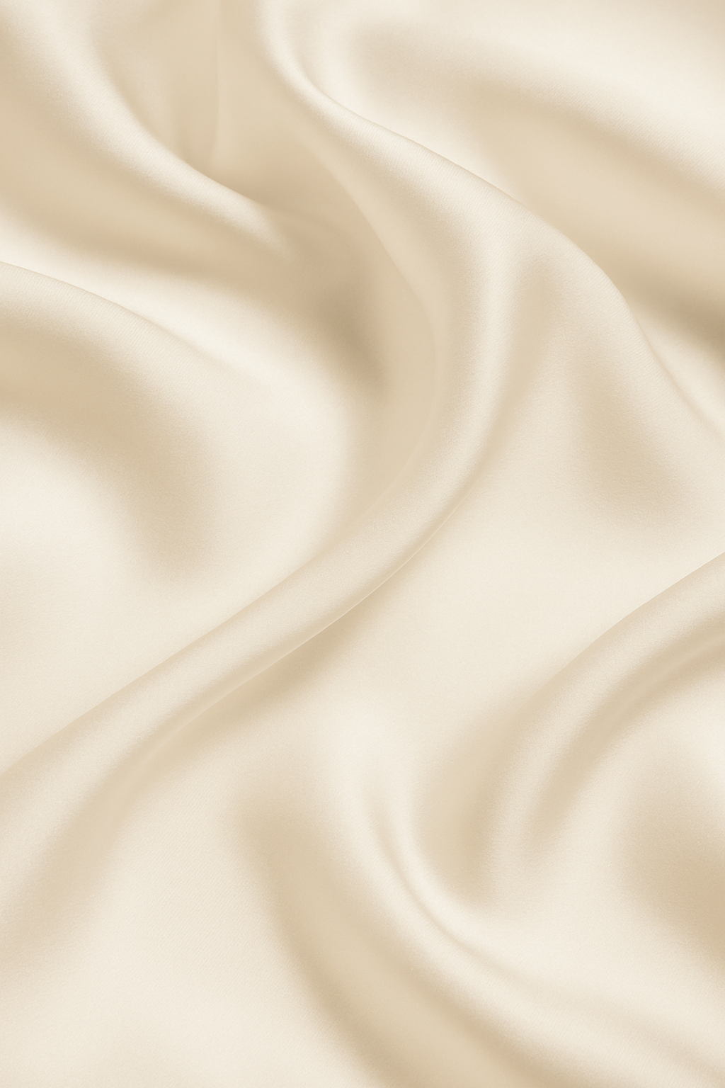Vloeiend vallende ivoorkleurige zijde – symbool voor zachtheid, luxe en natuurlijke zelfzorg van Empowherment