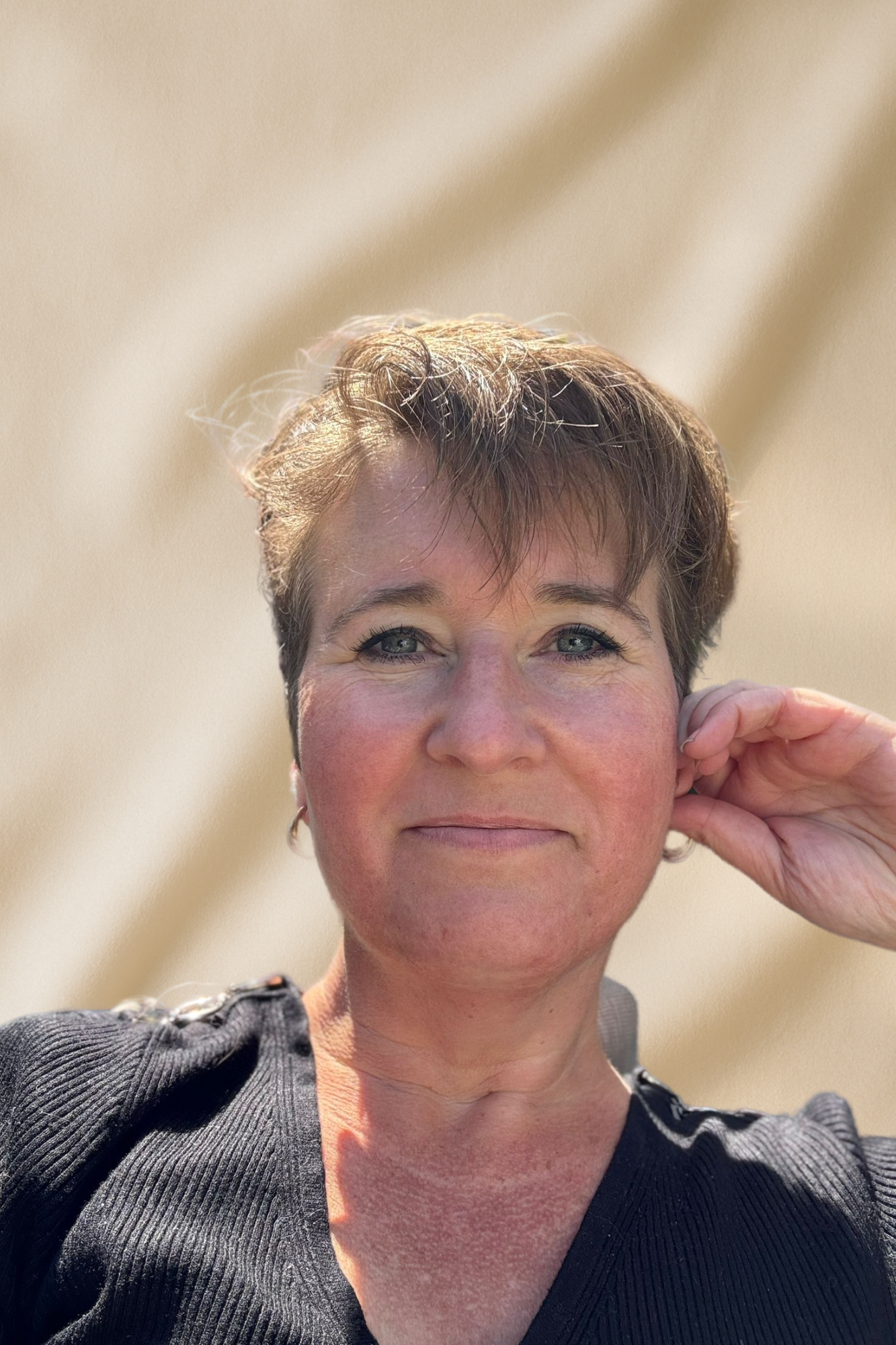 Portret van Jessica Coppens, oprichter van Empowherment – vrouwelijk leiderschap met een visie op zelfzorg waarin zachtheid geen zwakte is, maar kracht