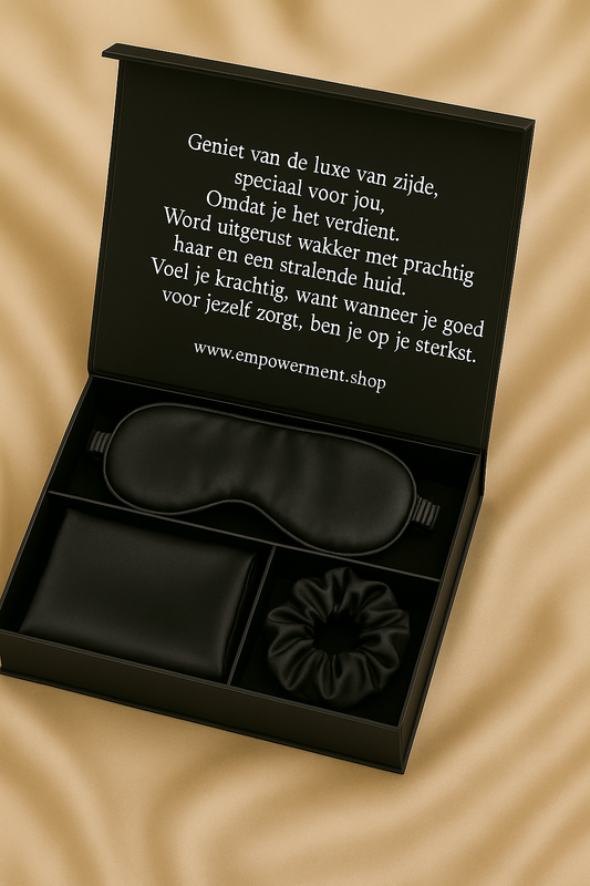 Luxe geschenkdoos met zijden slaapmasker, scrunchie en kussensloop in donkergrijs – met inspirerende tekst van Empowherment over kracht door zelfzorg
