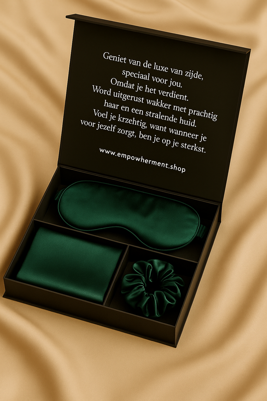 Geschenkdoos met zijden kussensloop, scrunchie en slaapmasker in donkergroen – met Empowherment-tekst over vertragen en thuiskomen bij jezelf
