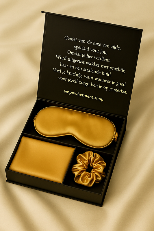 Luxe geschenkdoos met zijden slaapmasker, scrunchie en kussensloop in goud – met inspirerende tekst van Empowherment over kracht door zelfzorg