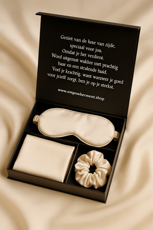 Elegante geschenkdoos met zijden slaapmasker, scrunchie en kussensloop in ivoor – Empowherment moedigt zelfzorg aan als dagelijkse krachtbron