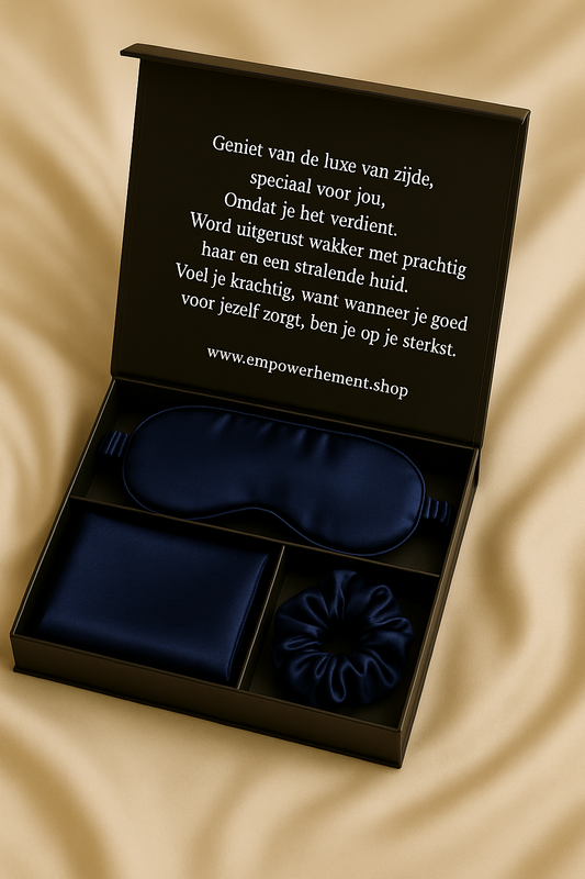 Luxe geschenkdoos met zijden slaapmasker, scrunchie en kussensloop in midnight blue – met merkboodschap van Empowherment over kracht door zelfzorg