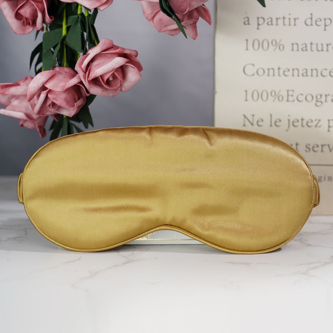 Gouden zijden oogmasker in geschenkenset, inclusief bijpassende zijden kussensloop en scrunchie. Perfect cadeau voor een luxueuze slaapervaring