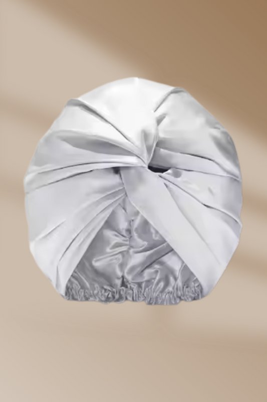 Zijden bonnet in ivoorwit met elegante twist – beschermend nachtaccessoire voor haarverzorging met Empowherment in Nederland