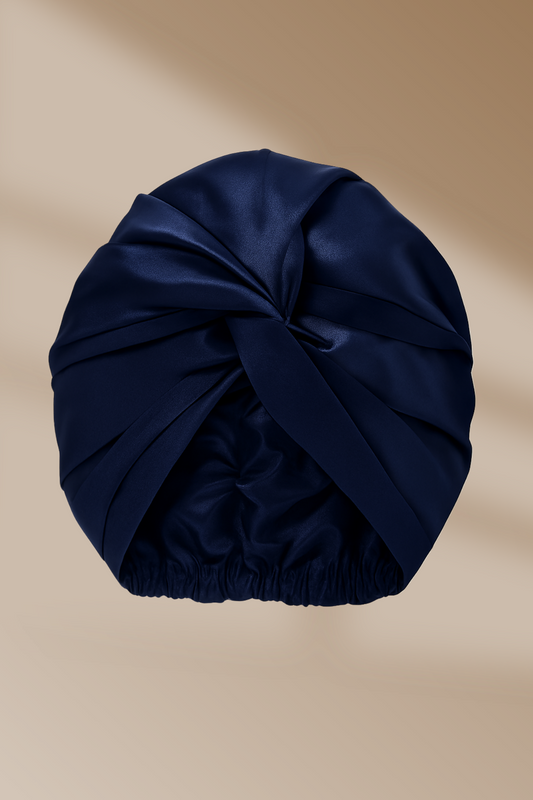 Midnight blue zijden bonnet met elegante twist – haarvriendelijke nachtbescherming van Empowherment