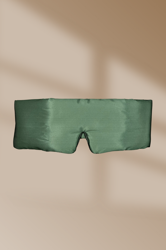 Donkergroen zijden slaapmasker met ergonomisch ontwerp – kalmerend slaapaccessoire van Empowherment