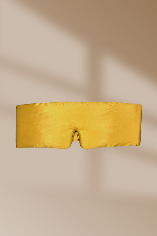 Goudkleurig zijden slaapmasker met neusuitsparing – een elegant ritueel van rust en zelfzorg met Empowherment