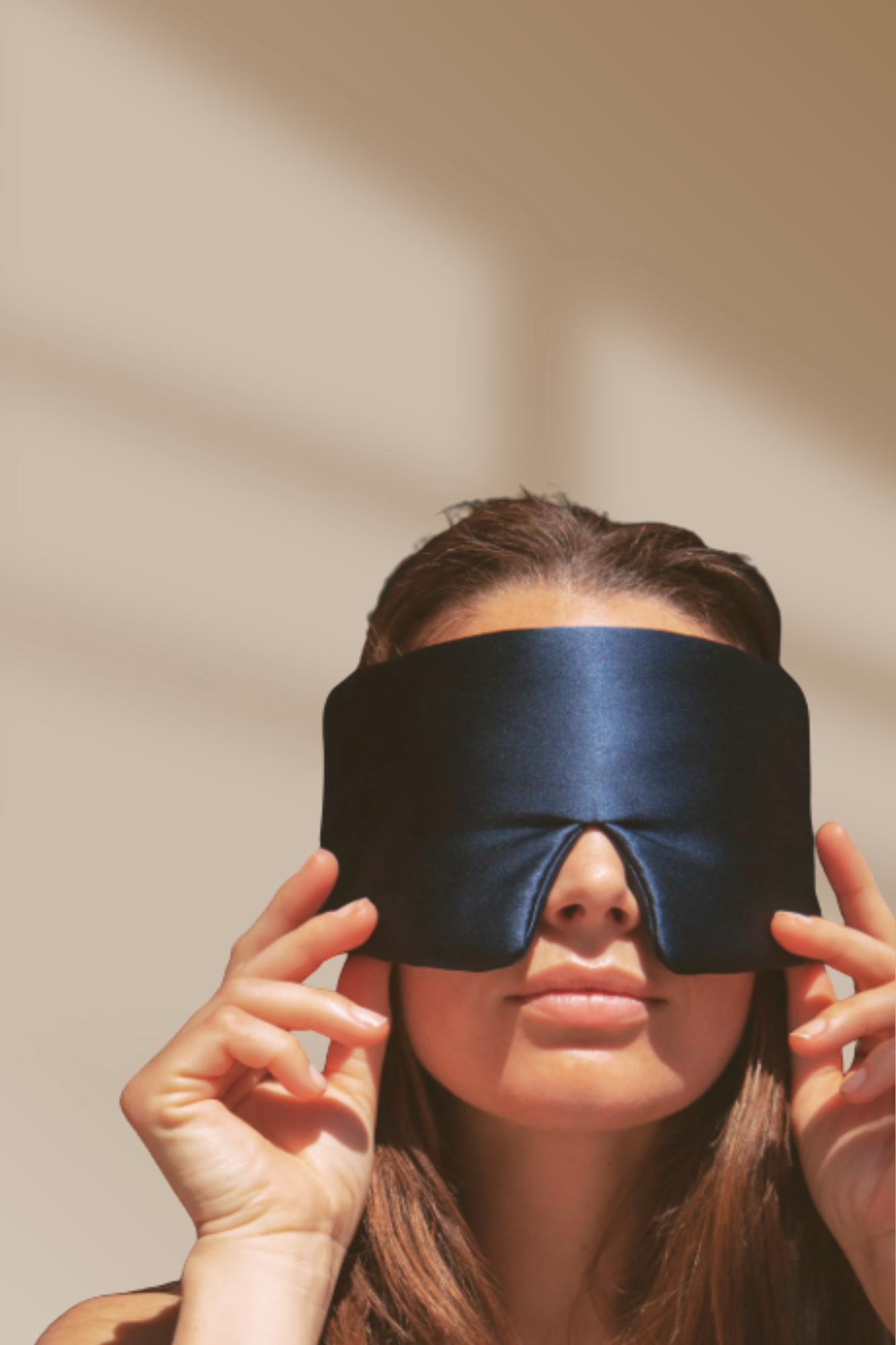 Zijdezacht slaapmasker in diepe blauw – vrouw bereidt zich voor op een moment van stilte en ontspanning met Empowherment