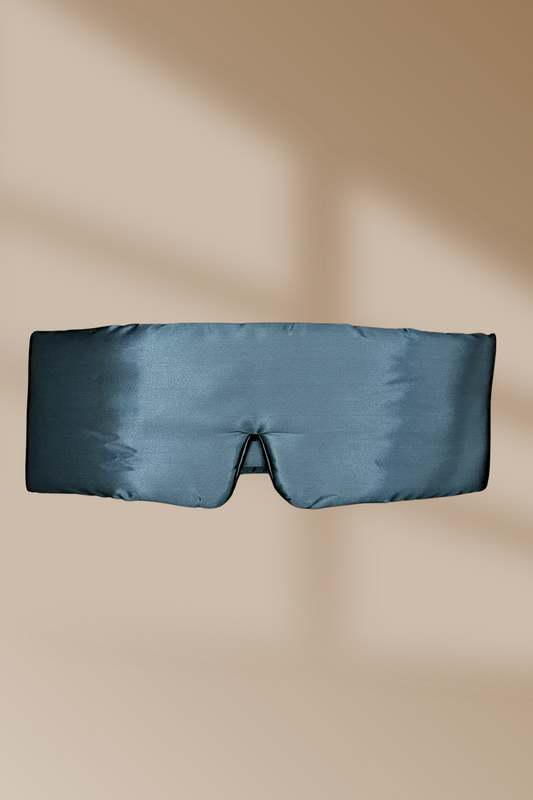 donkerblauwe zijden slaapmasker met comfortabele pasvorm – diepe nachtrust en stijlvol herstel met Empowherment